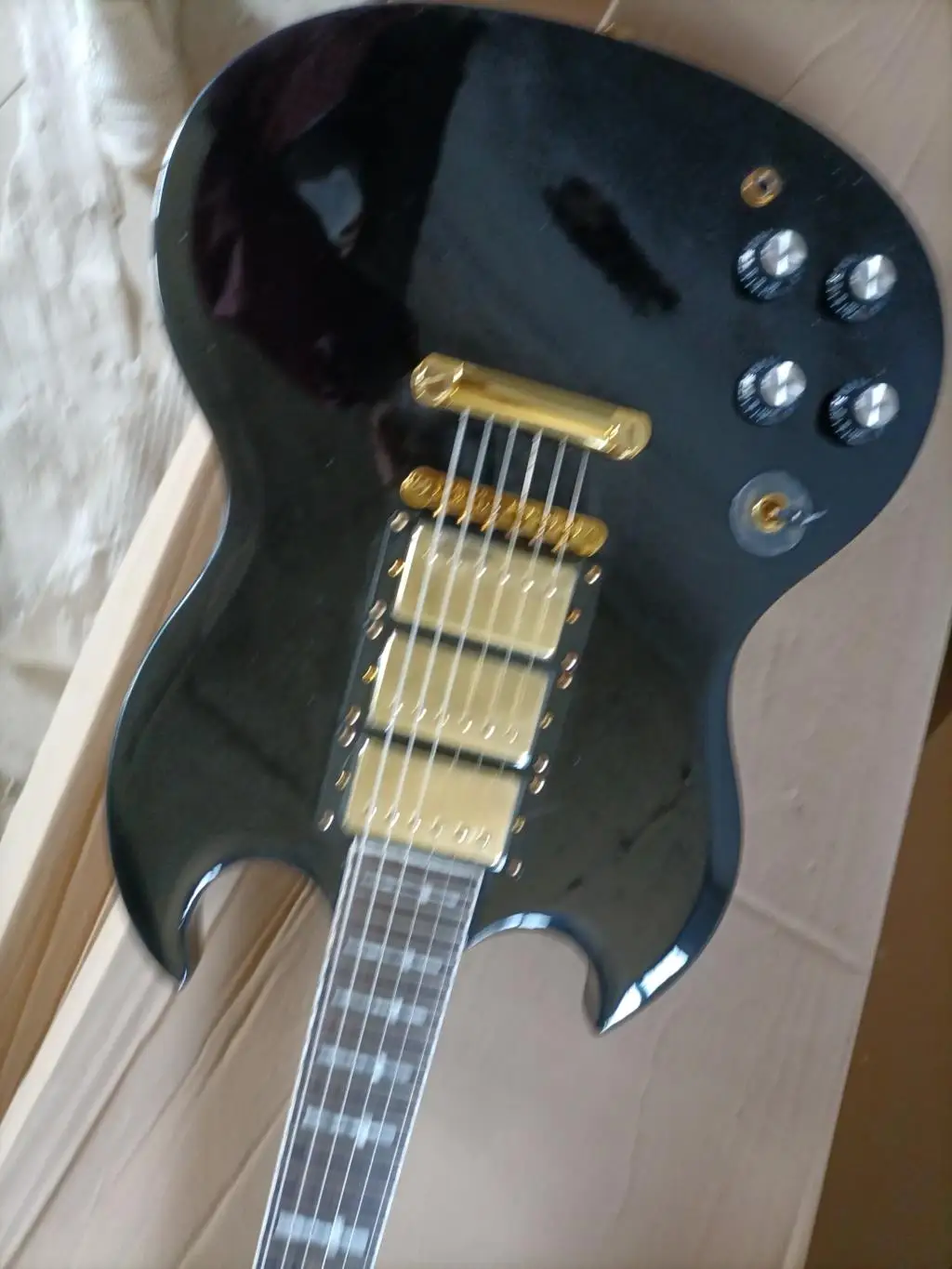 Kínai gitár, gyári egyéni Fekete bor piros SG bal oldali elektromos gitár, Vörös jobb kéz gitár 670