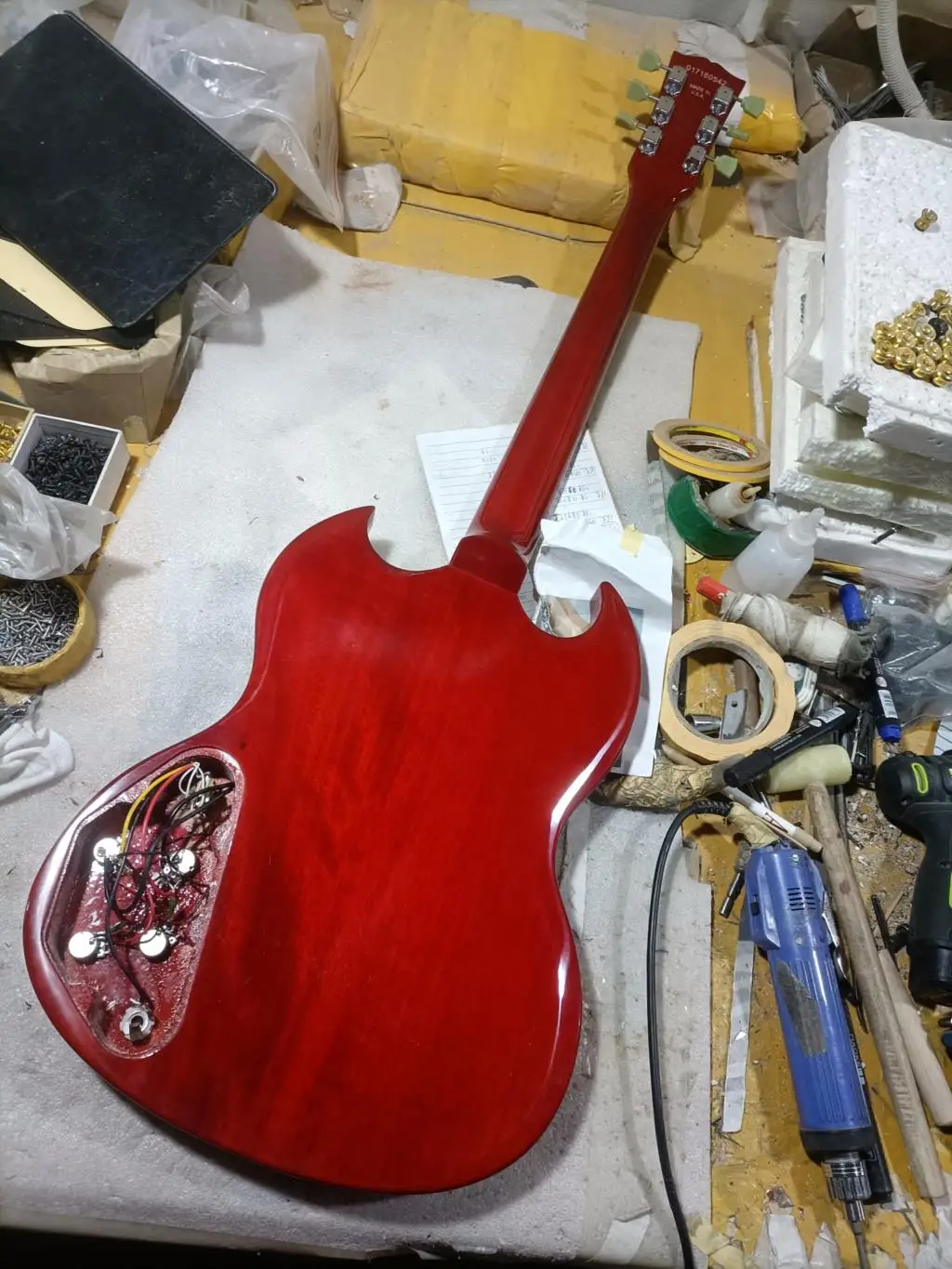 Kínai gitár, gyári egyéni Fekete bor piros SG bal oldali elektromos gitár, Vörös jobb kéz gitár 671