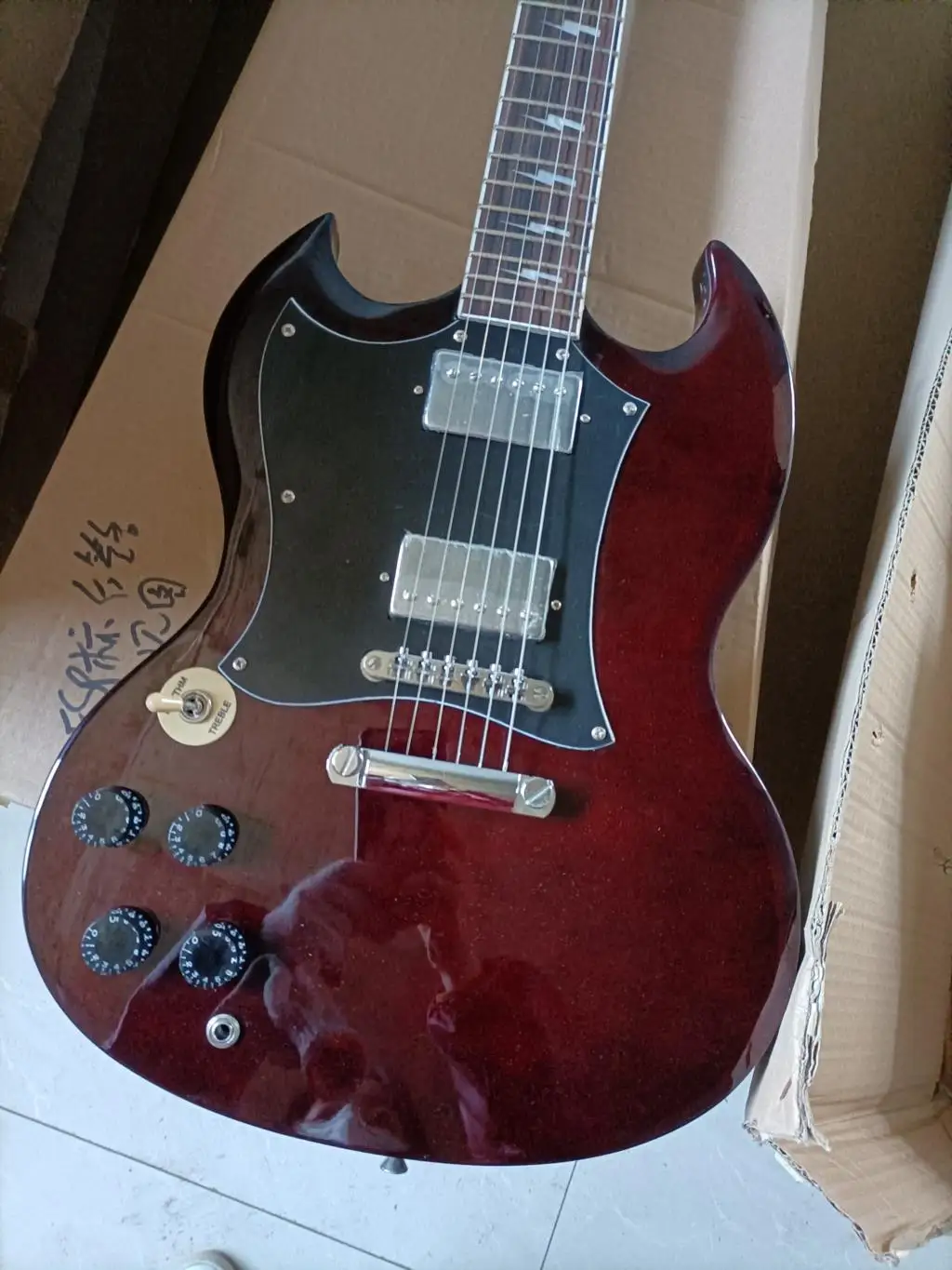 Kínai gitár, gyári egyéni Fekete bor piros SG bal oldali elektromos gitár, Vörös jobb kéz gitár 672