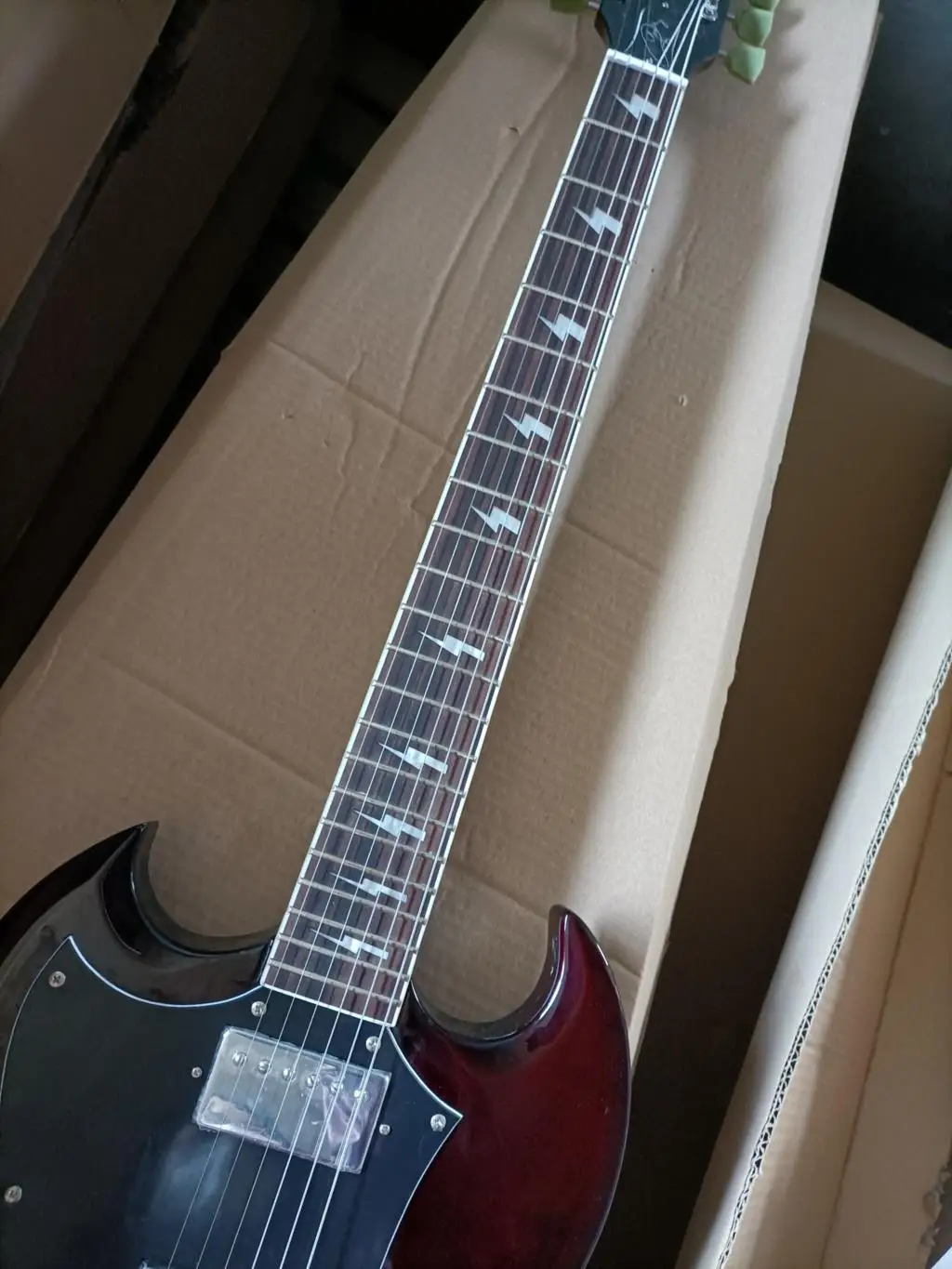 Kínai gitár, gyári egyéni Fekete bor piros SG bal oldali elektromos gitár, Vörös jobb kéz gitár 673