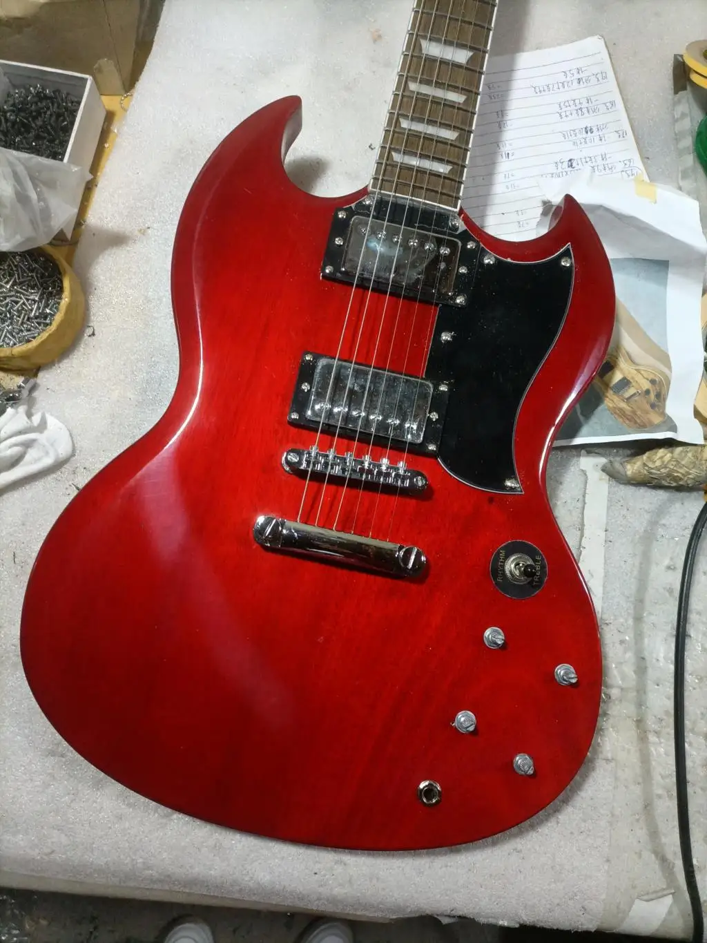 Kínai gitár, gyári egyéni Fekete bor piros SG bal oldali elektromos gitár, Vörös jobb kéz gitár 674